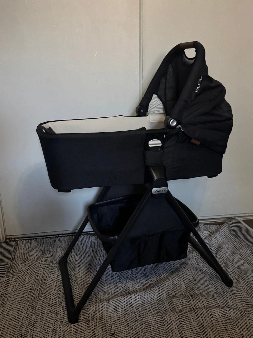 Nuna SWIV & TRIV Series Bassinet + Stand in black